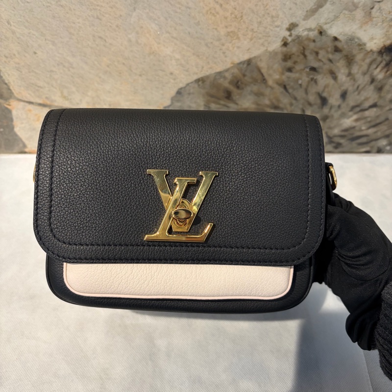 LV黑/米牛皮金釦LOCKME TENDER口蓋包-1