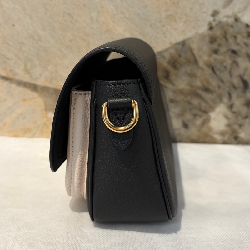 LV黑/米牛皮金釦LOCKME TENDER口蓋包-4