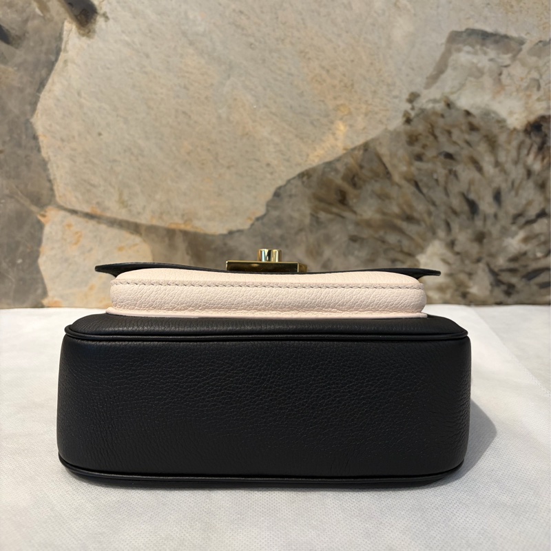 LV黑/米牛皮金釦LOCKME TENDER口蓋包-5