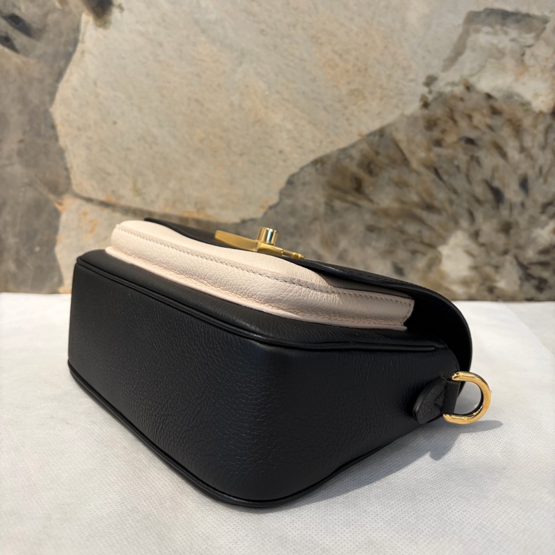 LV黑/米牛皮金釦LOCKME TENDER口蓋包-6