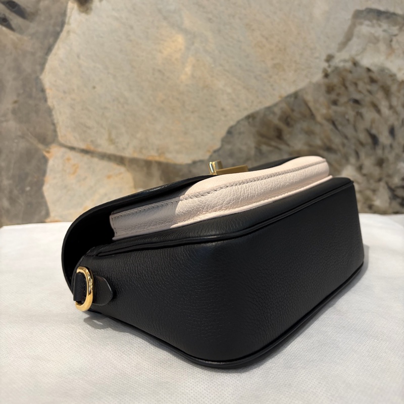 LV黑/米牛皮金釦LOCKME TENDER口蓋包-7