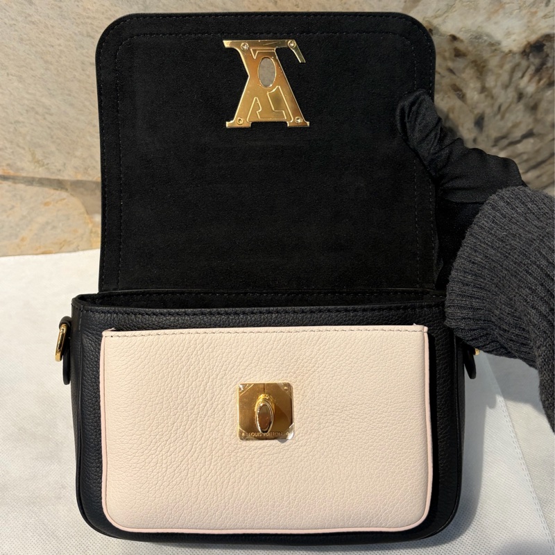 LV黑/米牛皮金釦LOCKME TENDER口蓋包-8