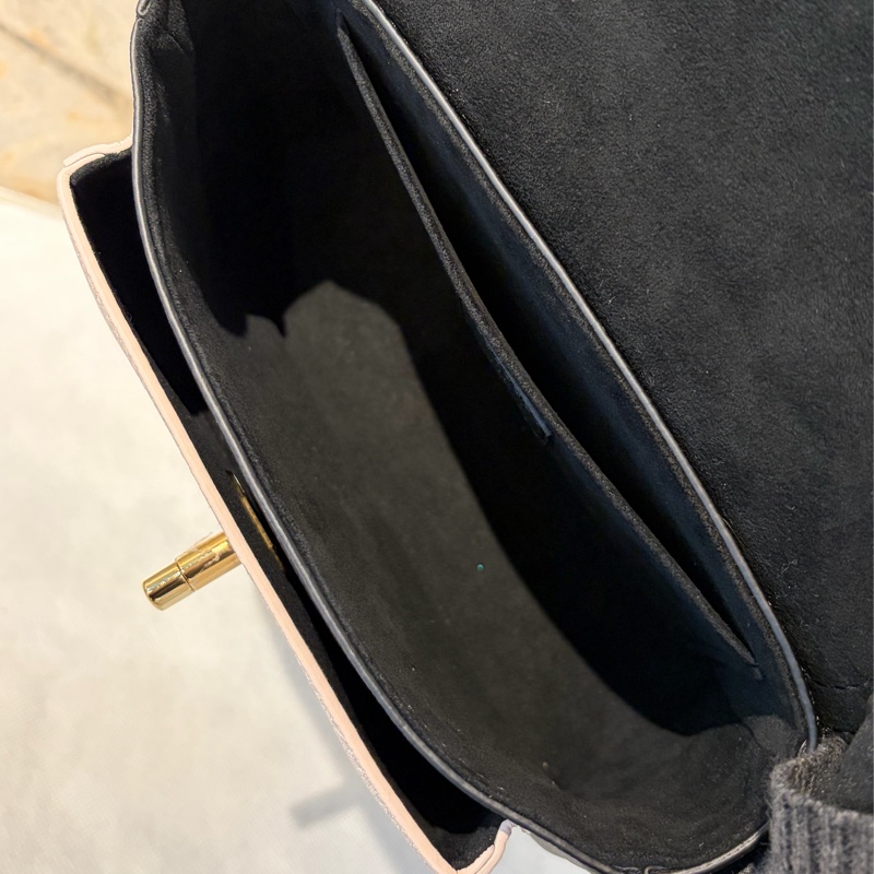 LV黑/米牛皮金釦LOCKME TENDER口蓋包-9