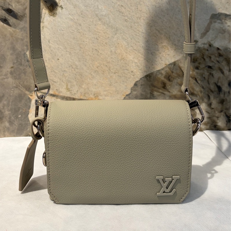 LV FASTLINE卡其色牛皮掀蓋隨身包-0