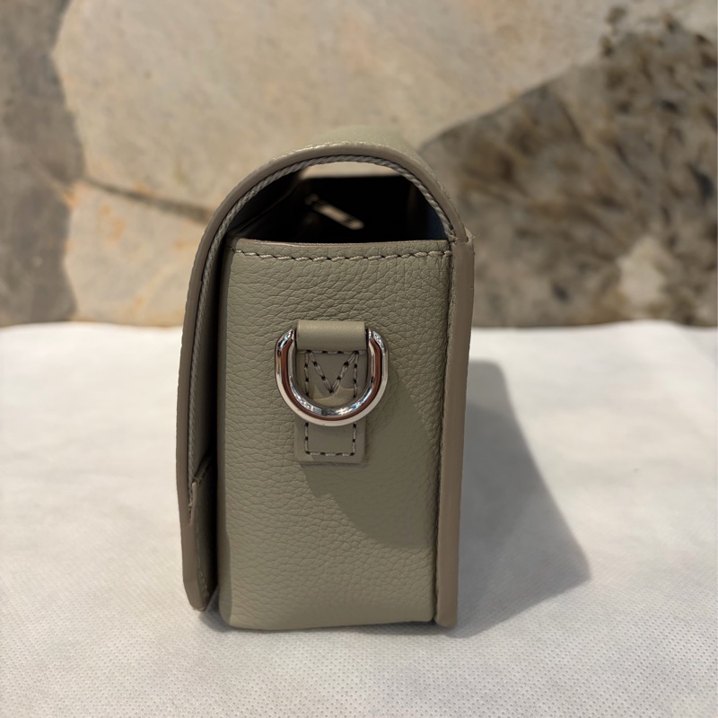 LV FASTLINE卡其色牛皮掀蓋隨身包-2