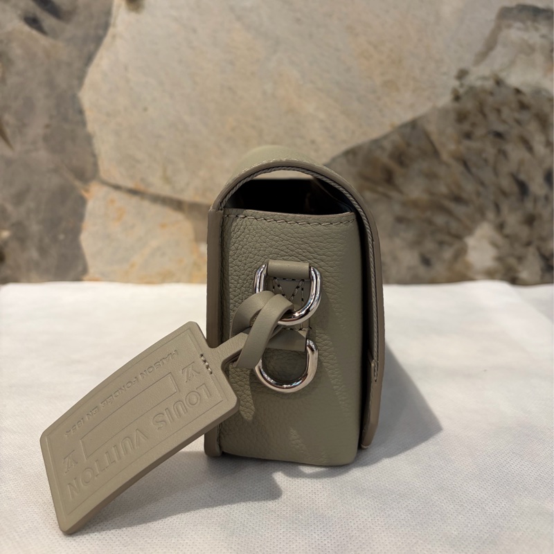 LV FASTLINE卡其色牛皮掀蓋隨身包-3