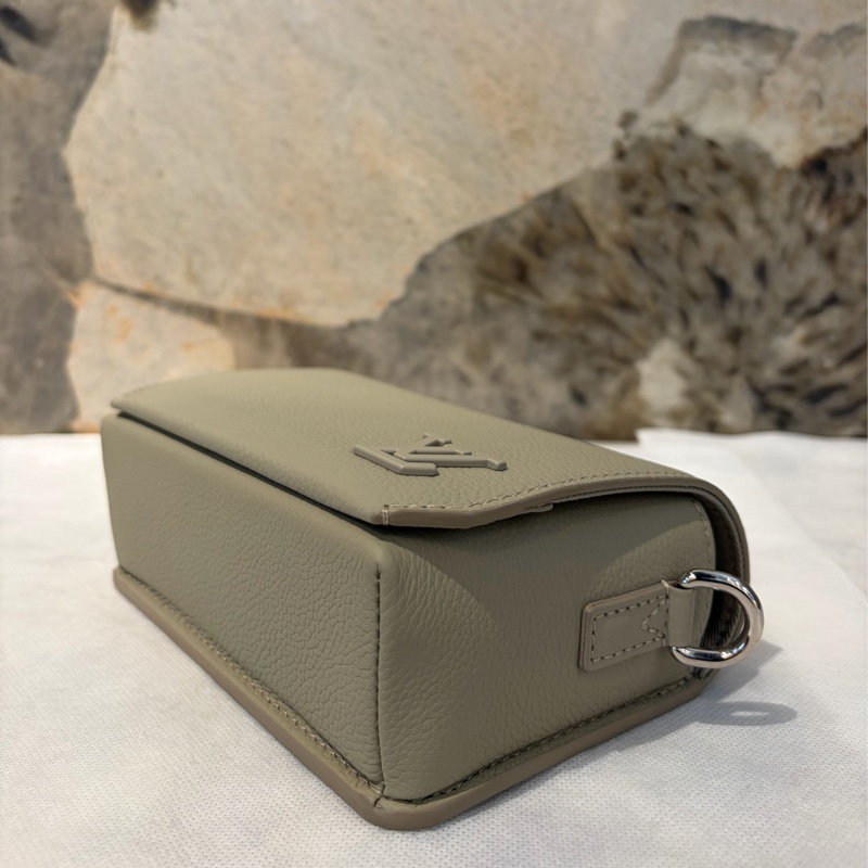 LV FASTLINE卡其色牛皮掀蓋隨身包-5