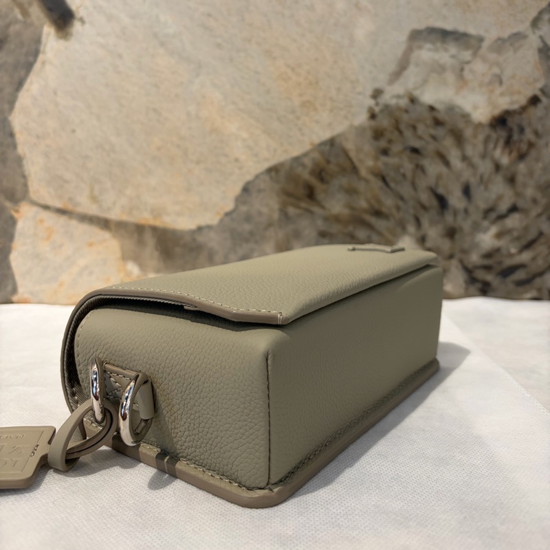 LV FASTLINE卡其色牛皮掀蓋隨身包-6