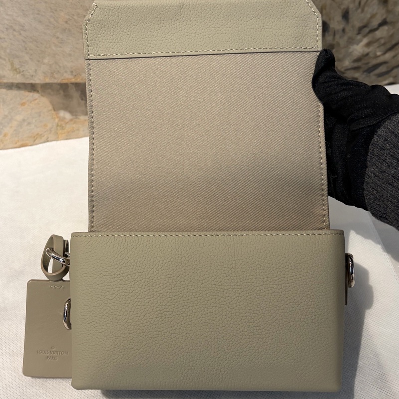 LV FASTLINE卡其色牛皮掀蓋隨身包-7