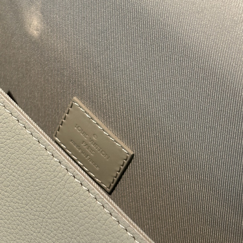 LV FASTLINE卡其色牛皮掀蓋隨身包-8