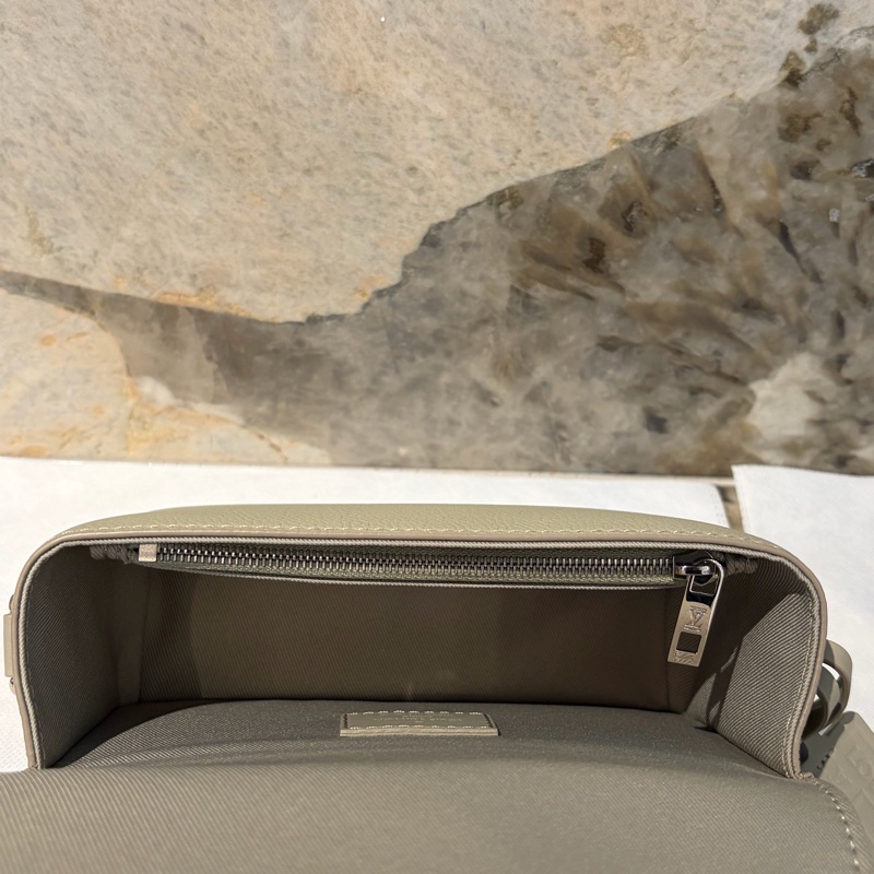 LV FASTLINE卡其色牛皮掀蓋隨身包-9