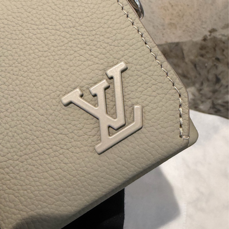 LV FASTLINE卡其色牛皮掀蓋隨身包-12