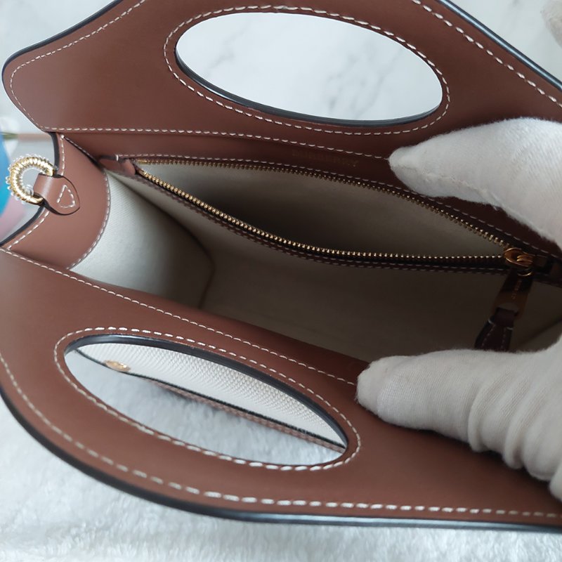 BURBERRY 巴寶莉 🎀實拍 🎀字母帆布拼皮革手提/斜背兩用包(米白x木棕色)Mini~近新閒置品-39