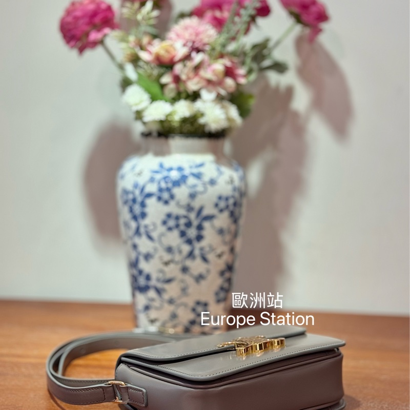 CELINE 鵝卵石灰色TEEN TRIOMPHE亮澤牛皮革手袋-3