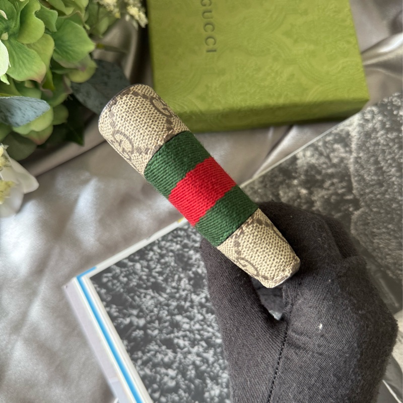 Ophidia GG 塗層帆布綠紅對開8卡短夾(米色/烏木色)-2