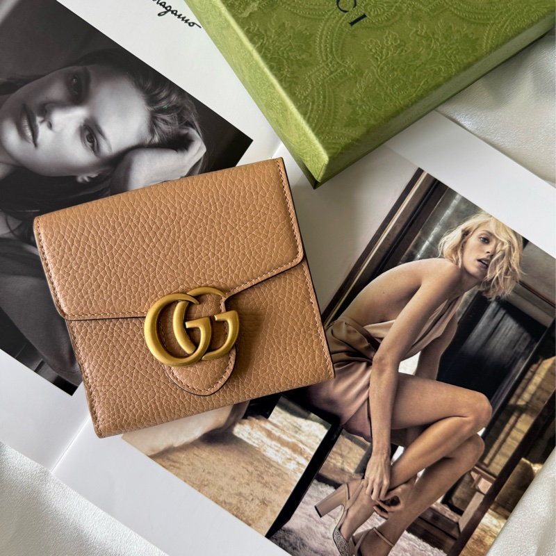 Marmont 金色標誌粒紋皮革釦式二折短夾(裸粉色)-0