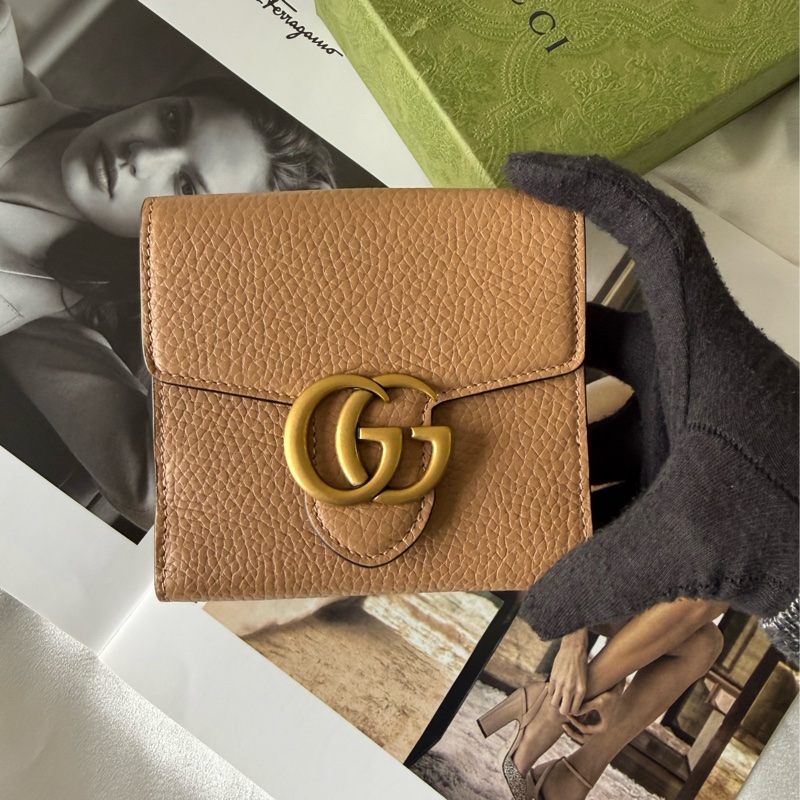 Marmont 金色標誌粒紋皮革釦式二折短夾(裸粉色)-1