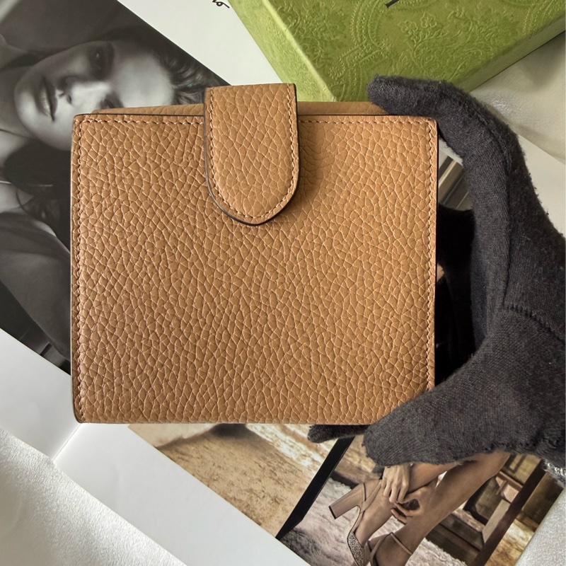 Marmont 金色標誌粒紋皮革釦式二折短夾(裸粉色)-3