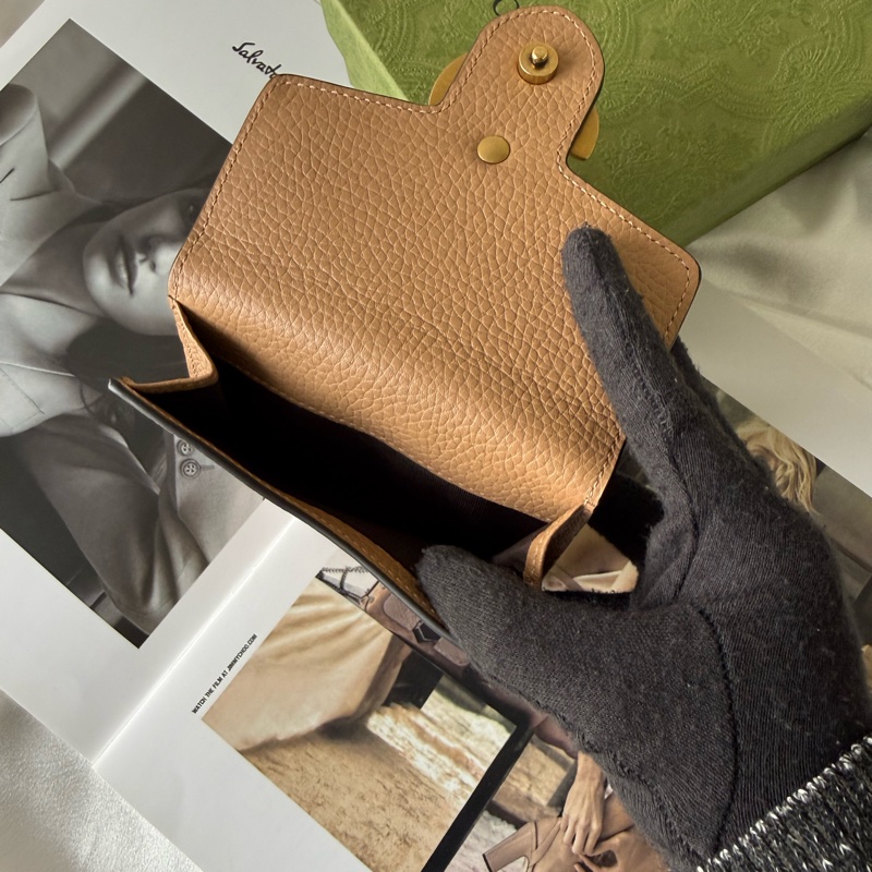 Marmont 金色標誌粒紋皮革釦式二折短夾(裸粉色)-7