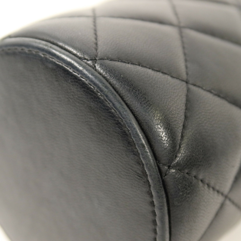 CHANEL 羊皮皮革Bucket Bag金扣鏈帶肩背袋-13