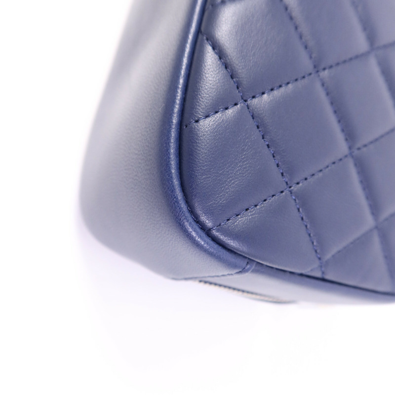 CHANEL 羊皮皮革Pouch銀扣手拿包-10