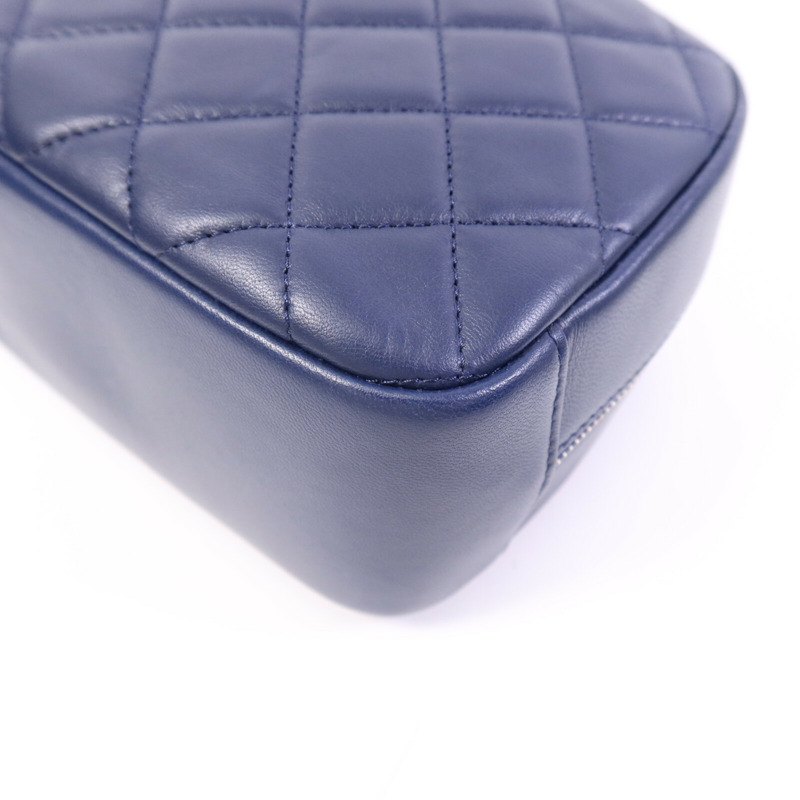 CHANEL 羊皮皮革Pouch銀扣手拿包-12