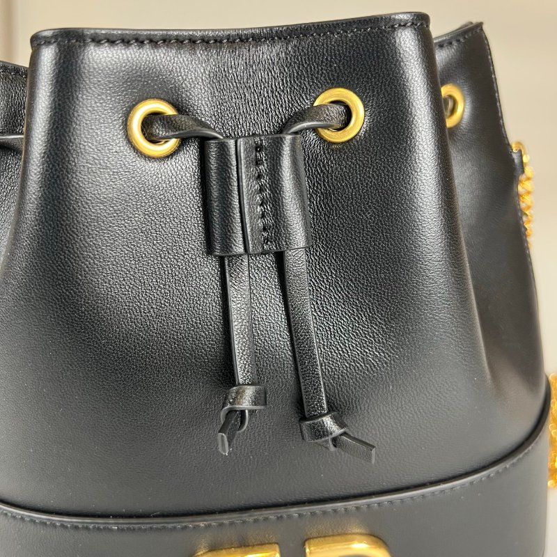 VALENTINO 黑色水桶側肩包-7