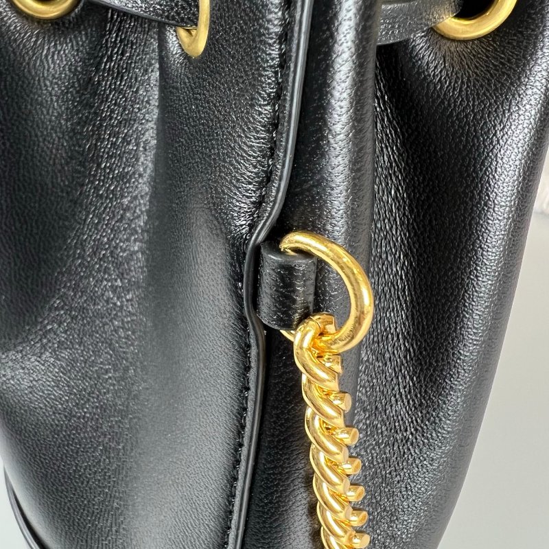 VALENTINO 黑色水桶側肩包-8