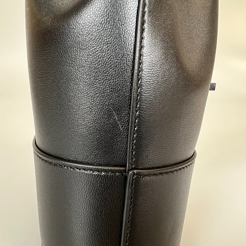 VALENTINO 黑色水桶側肩包-9