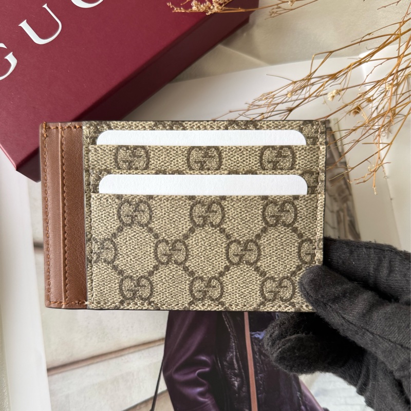 GG Emblem 塗層帆布及皮革多卡卡片夾(米色/深棕色)-1