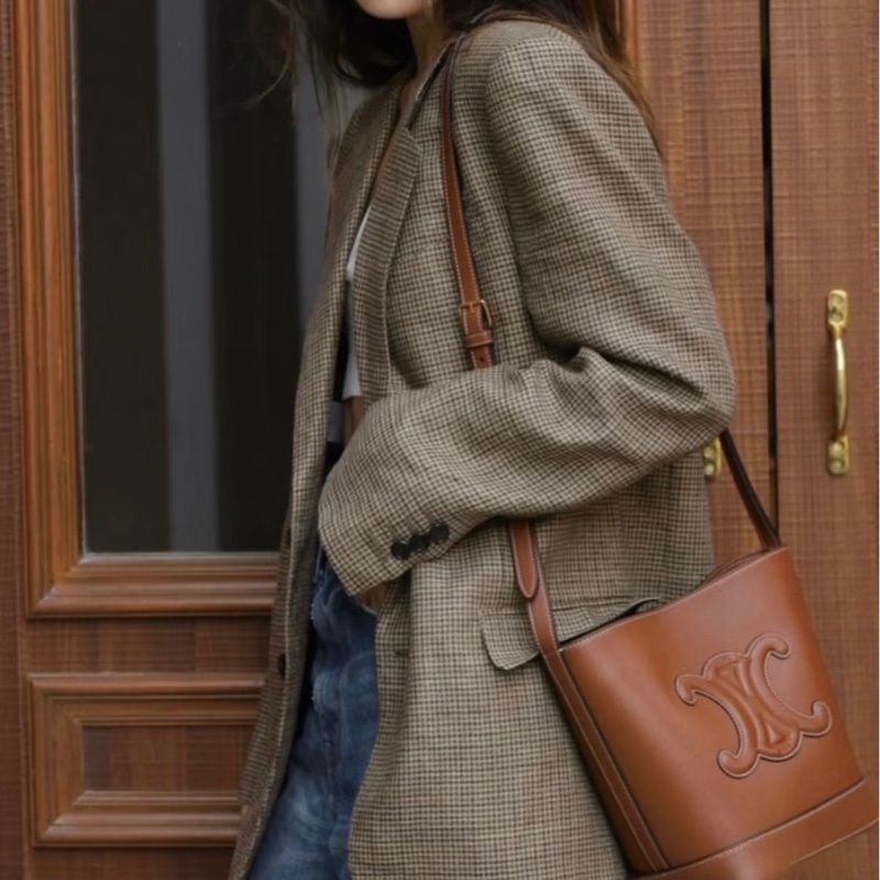 CELINE包包咖啡牛皮凱旋門logo小號水桶包-1