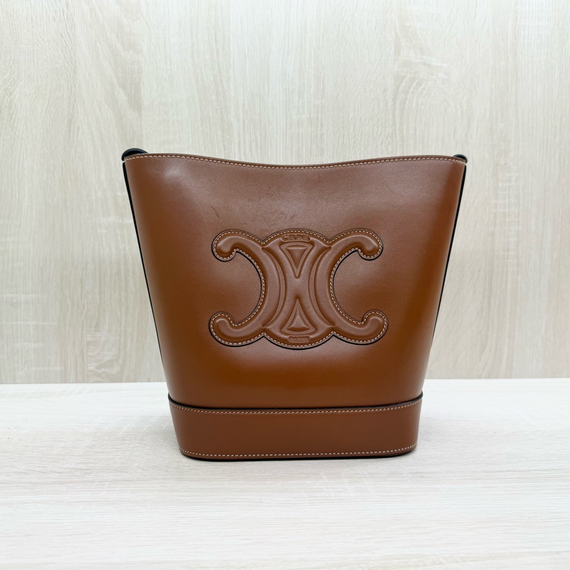 CELINE包包咖啡牛皮凱旋門logo小號水桶包-3