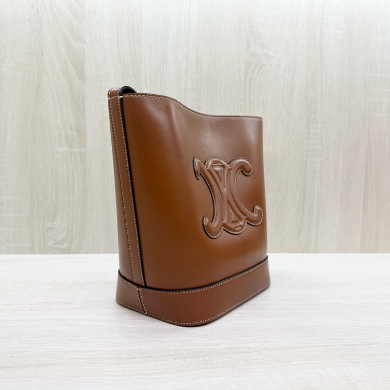 CELINE包包咖啡牛皮凱旋門logo小號水桶包-6