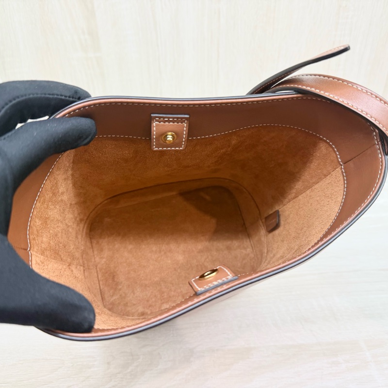 CELINE包包咖啡牛皮凱旋門logo小號水桶包-8