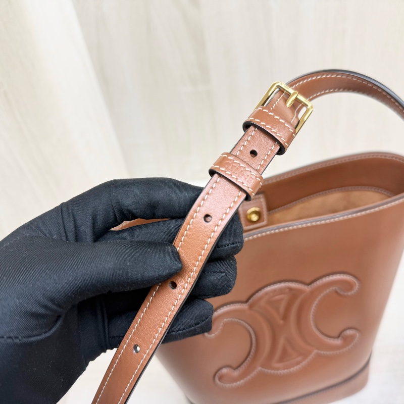 CELINE包包咖啡牛皮凱旋門logo小號水桶包-11