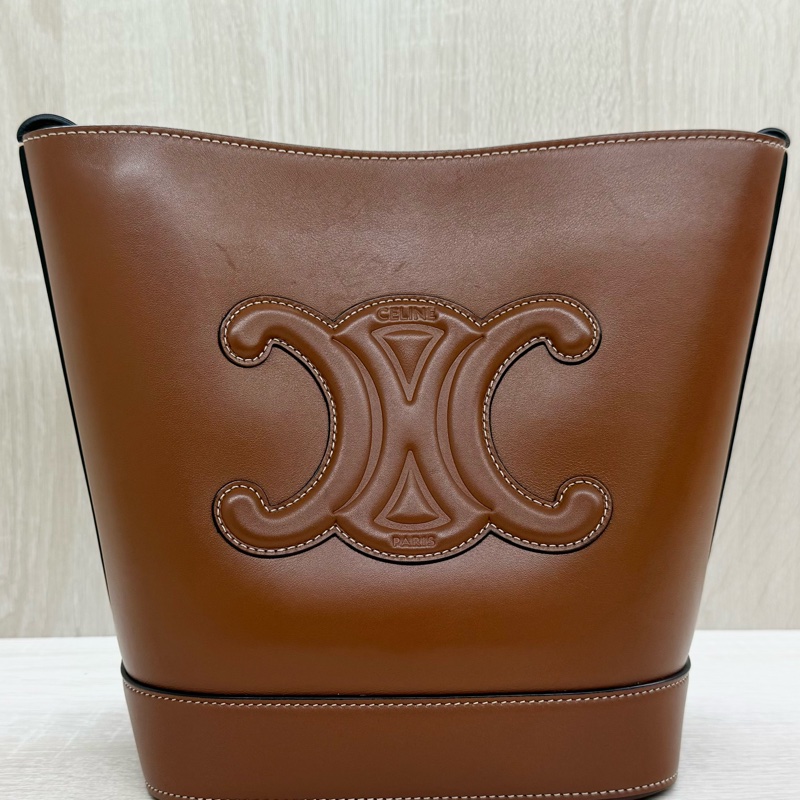 CELINE包包咖啡牛皮凱旋門logo小號水桶包-16