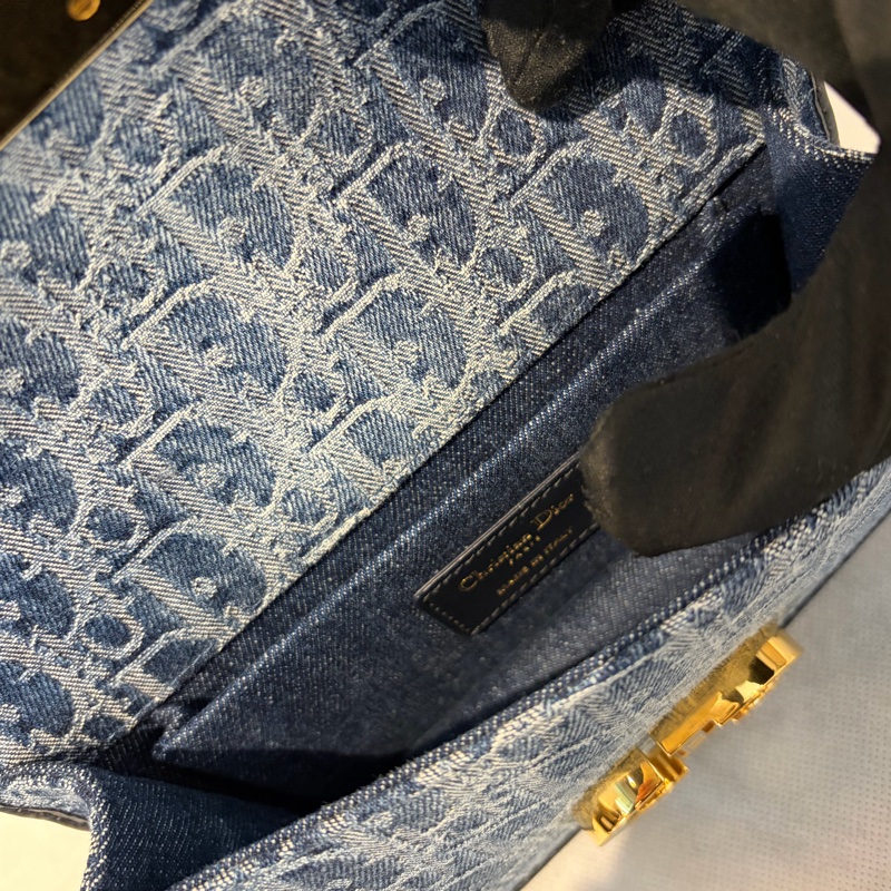Dior 單寧布蒙田East West 金釦掀蓋斜背包-10