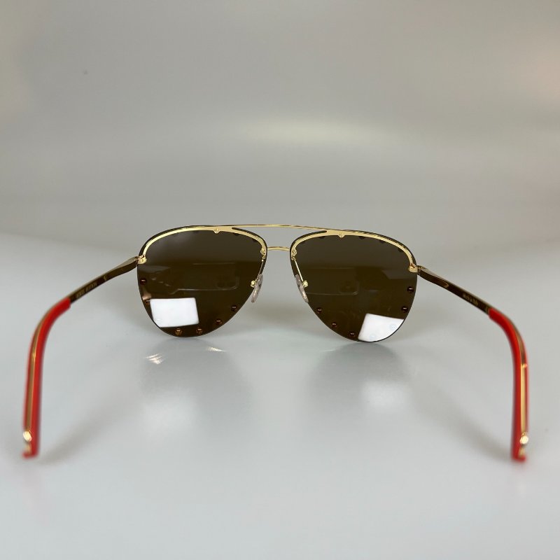 LV Z0922U 金鉚釘紅鏡腳墨鏡-2