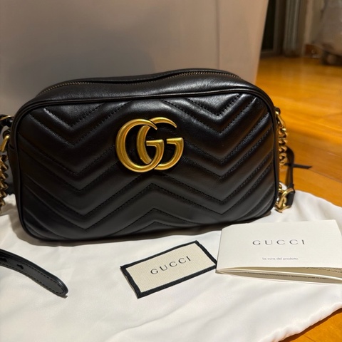 GUCCI GG Marmont 黑色相機包｜金扣｜斜背包｜近全新｜經典雙G Logo｜可肩背