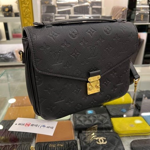 東區正精品㊣LV M44071METIS 黑色全皮壓紋紅邊金釦信封釦郵差包斜背包兩用包 RZ6264-1