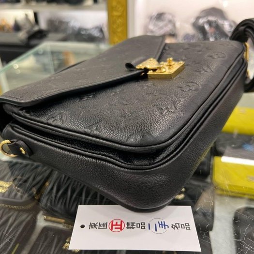 東區正精品㊣LV M44071METIS 黑色全皮壓紋紅邊金釦信封釦郵差包斜背包兩用包 RZ6264-8