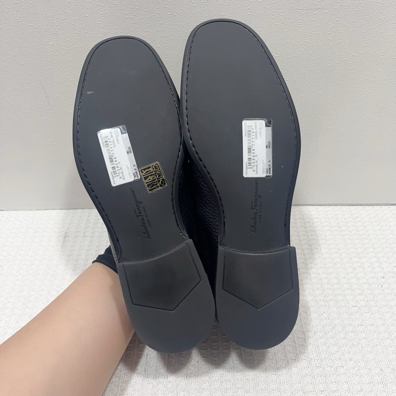 閒置新Salvatore Ferragamo/菲拉格慕黑色馬蹄扣休閒鞋尺寸7碼,40碼,寬度3-7