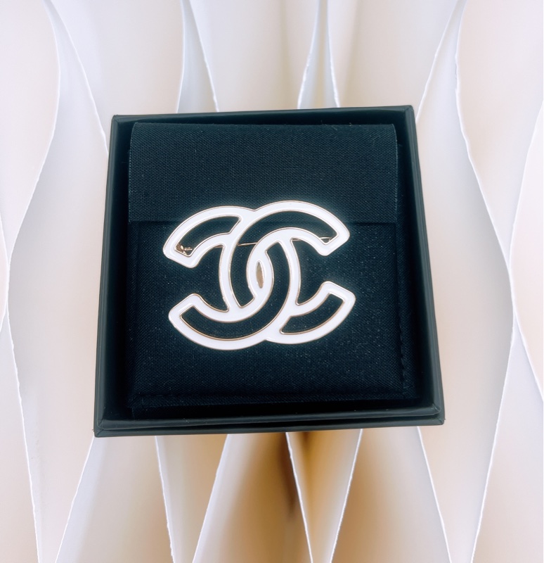 全新 Chanel 24a 白色雙C鏤空胸針-0