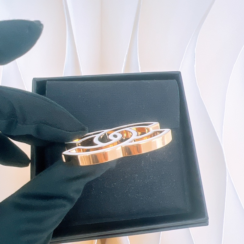 全新 Chanel 24a 白色雙C鏤空胸針-1