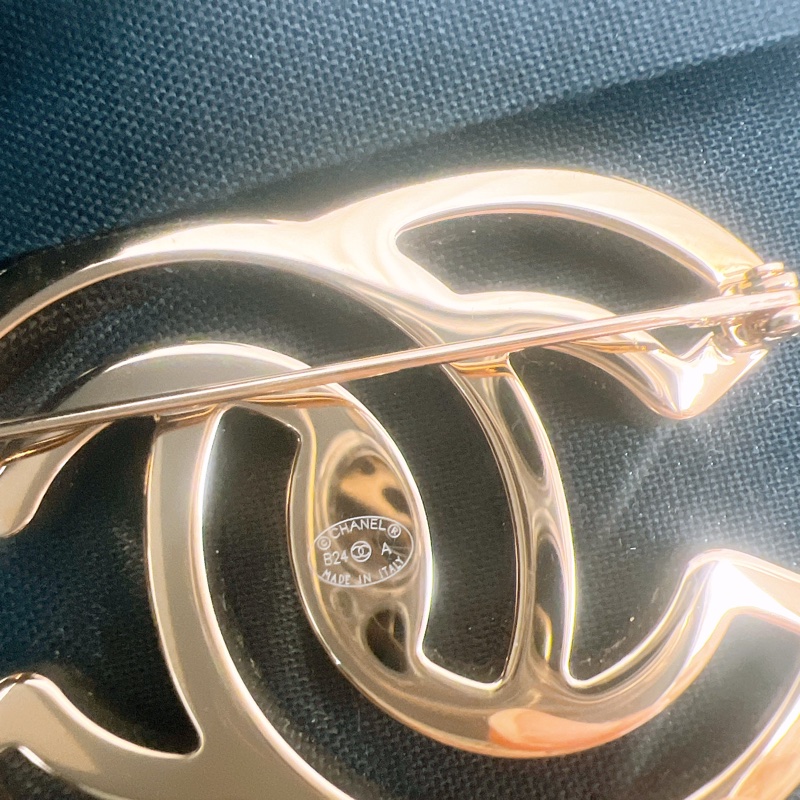 全新 Chanel 24a 白色雙C鏤空胸針-3