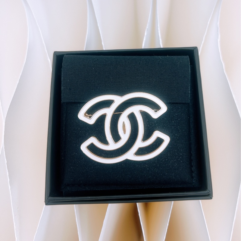 全新 Chanel 24a 白色雙C鏤空胸針-4