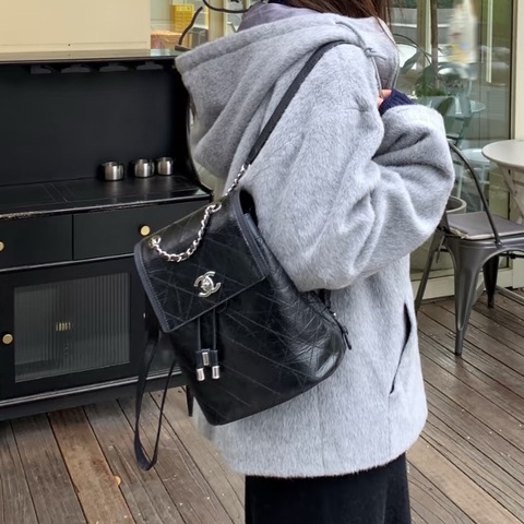✨Chanel 黑銀油蠟皮後背包 99新 簡約俐落 百搭之王👑