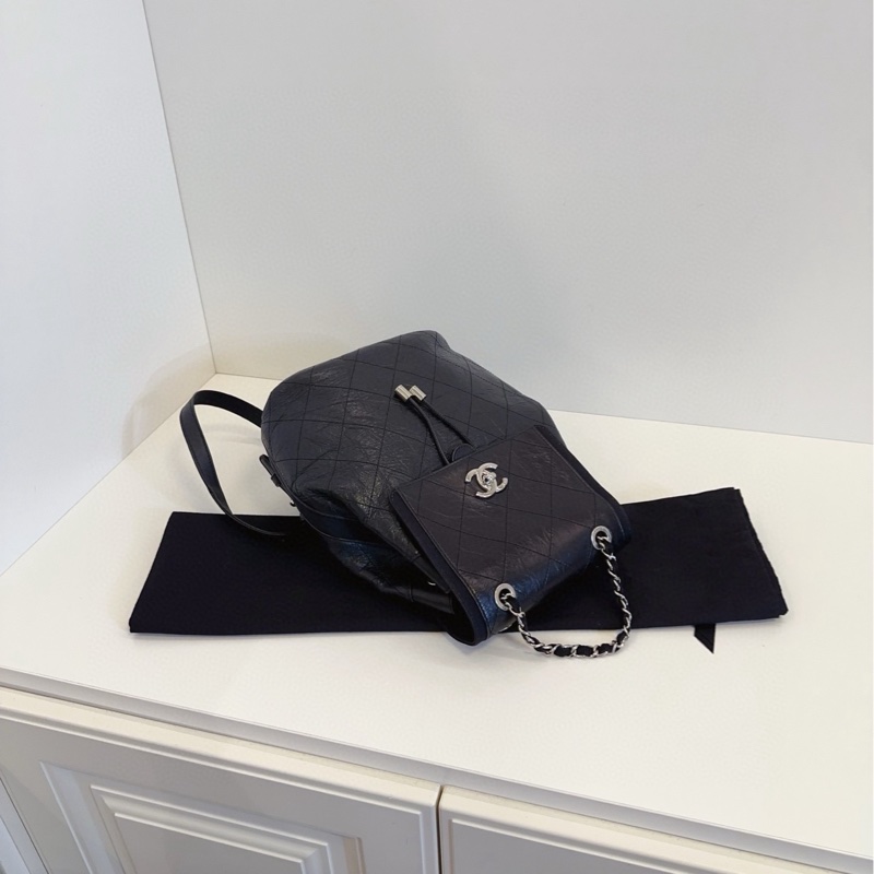 ✨Chanel 黑銀油蠟皮後背包 99新 簡約俐落 百搭之王👑-6