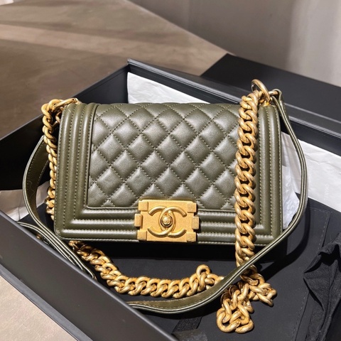 【97新 ✨ 全網最低價！】 罕有顏色 Chanel leboy 小號 墨綠色 晶片新款（下單前先詢問庫存❗️）