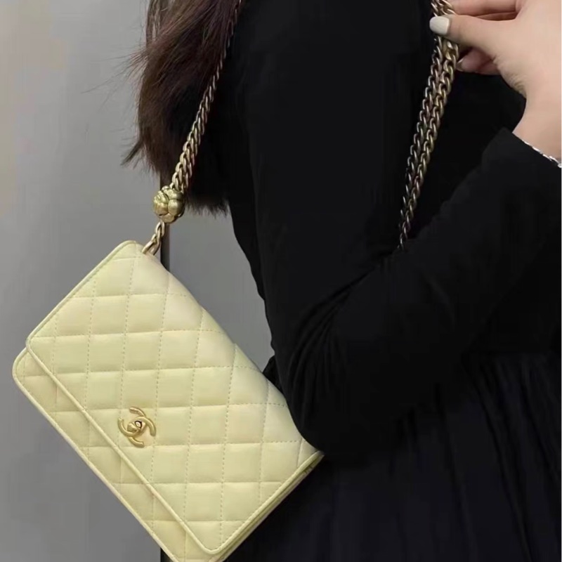 【97新 ✨ 全網最低價!】CHANEL 香奈兒 Woc 小鴨黃 羊皮 金扣 山茶花調節扣 鏈條斜挎包(下單前先詢問庫存❗️)-1